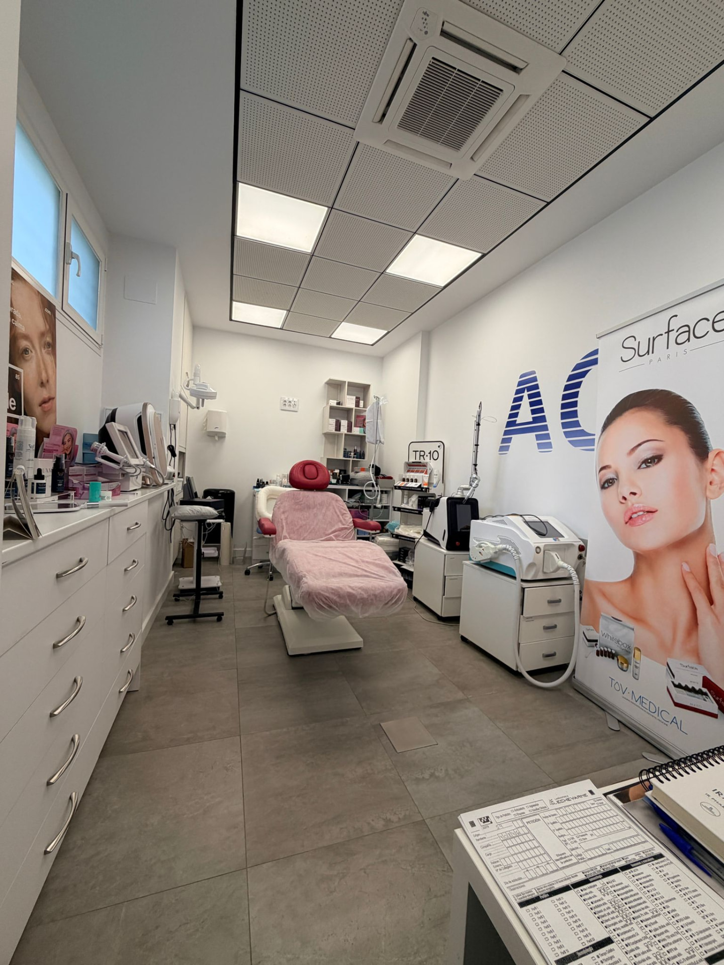 Sala de tratamientos con aparatología médico-estética y sillón clínico