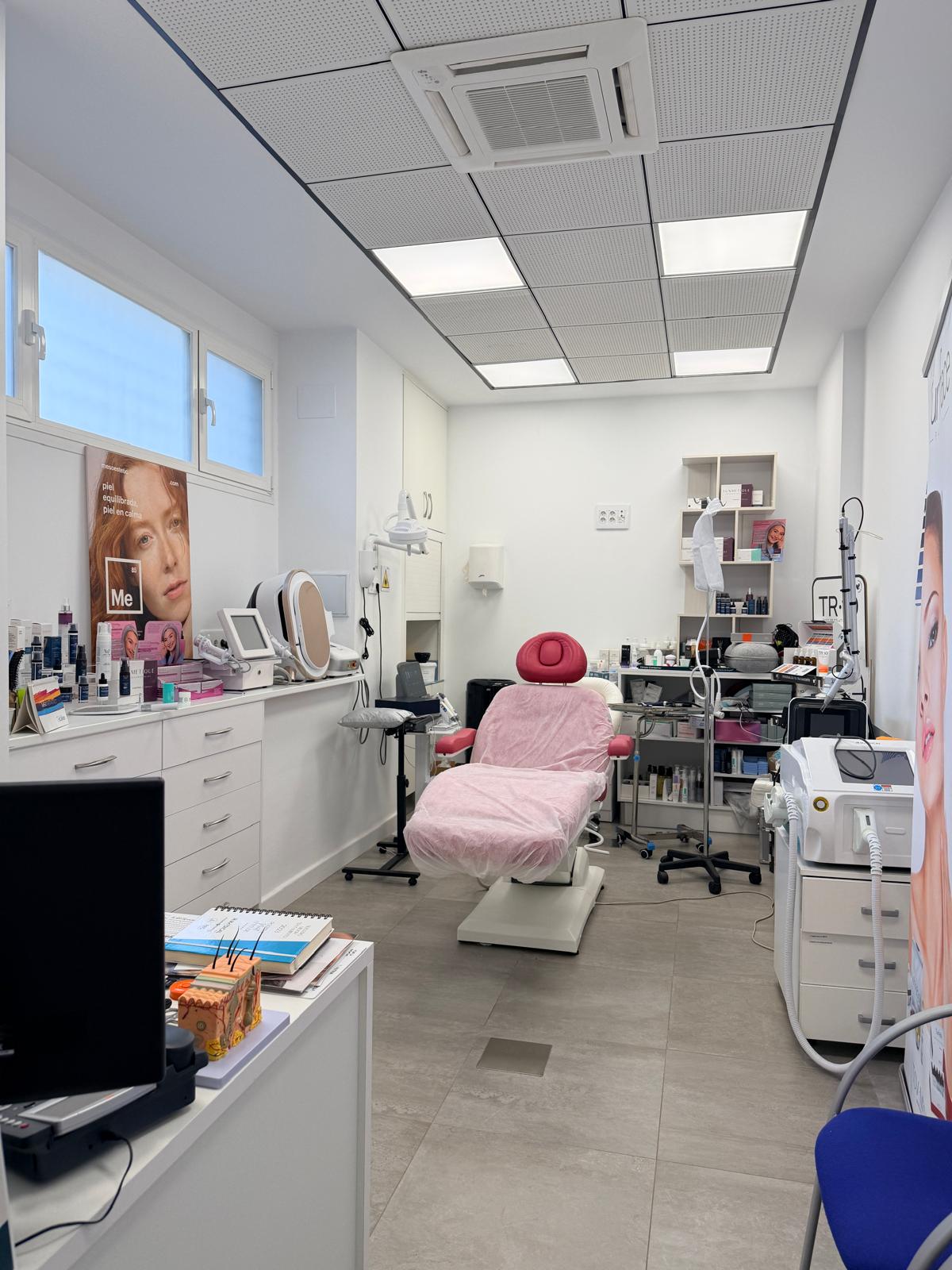 Sala clínica con sillón y aparatología médico-estética